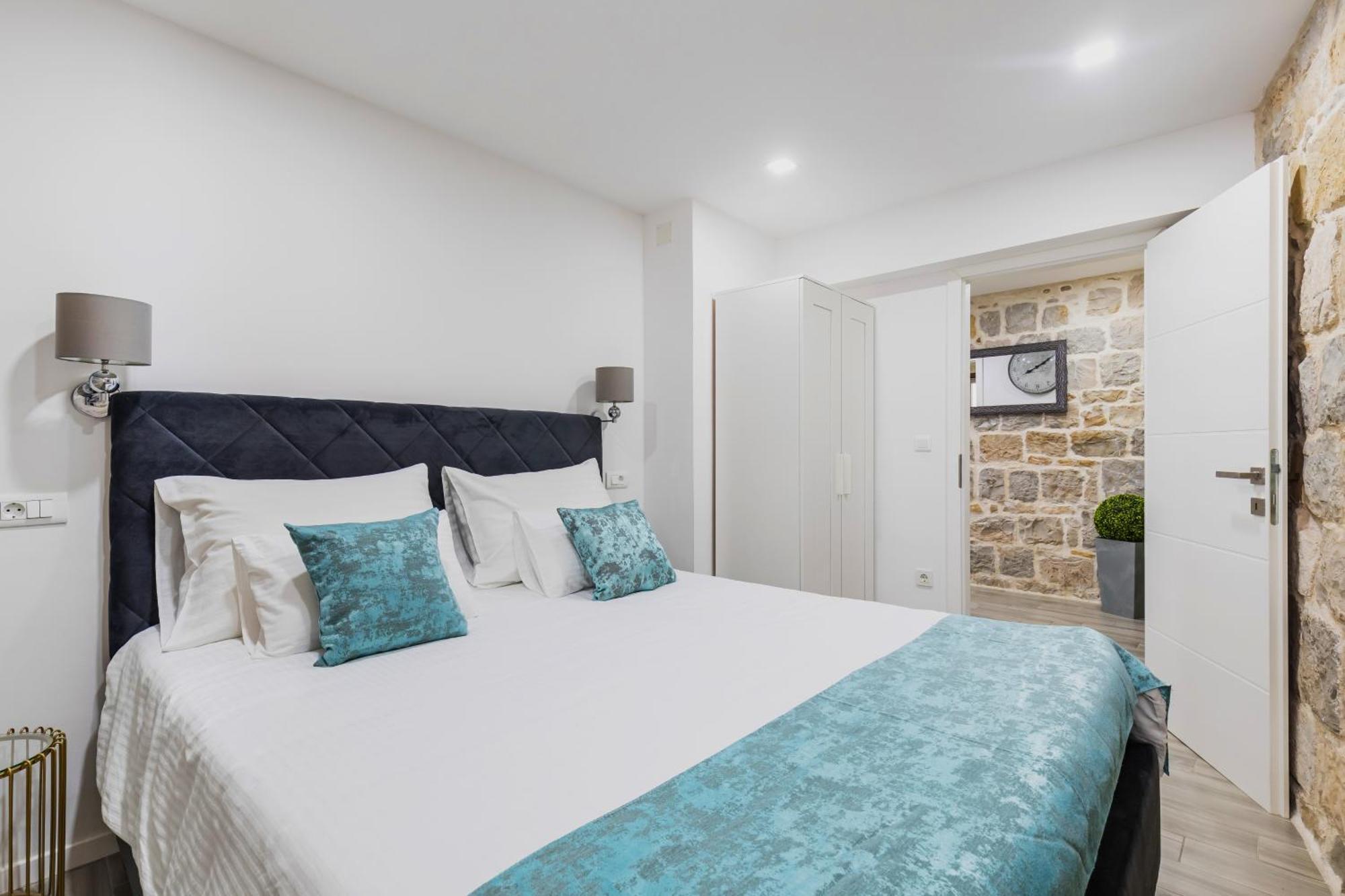 Heritage Apartman Geza In Centar With Private Parking Kastela Ngoại thất bức ảnh